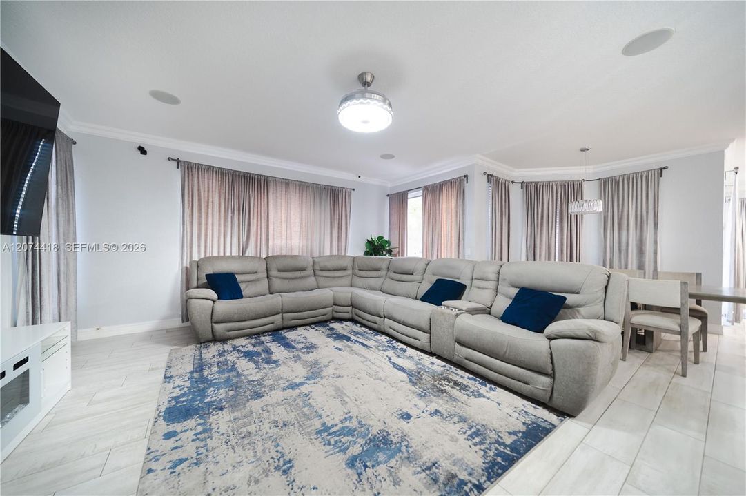 For Sale: $999,999 (6 beds, 4 baths, 3446 Square Feet)