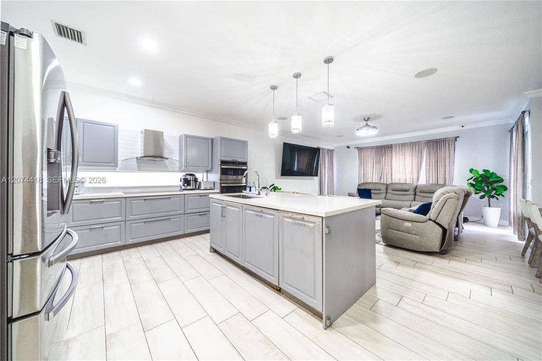For Sale: $999,999 (6 beds, 4 baths, 3446 Square Feet)
