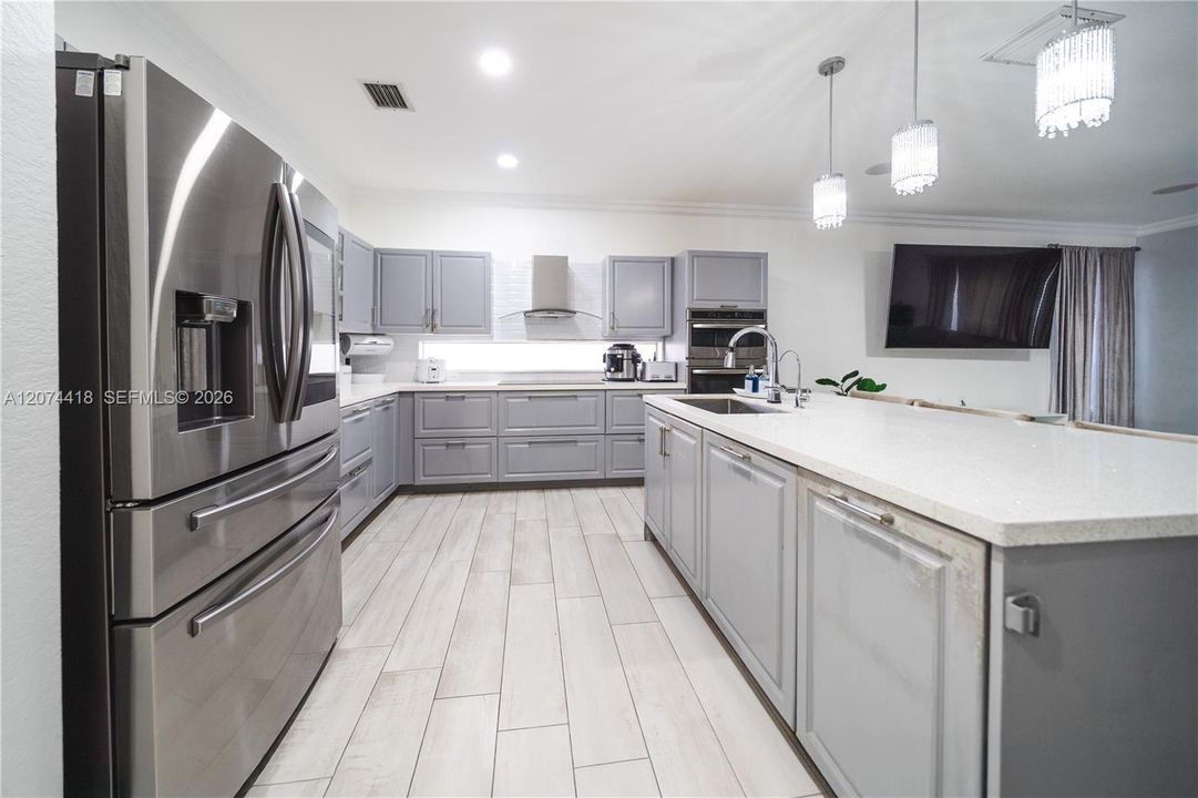 For Sale: $999,999 (6 beds, 4 baths, 3446 Square Feet)