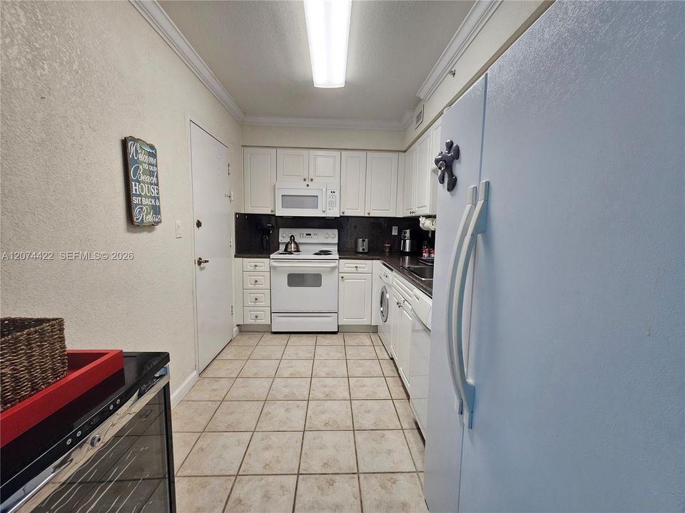 В аренду: $3,300 (1 спален, 1 ванн, 745 Квадратных фут)