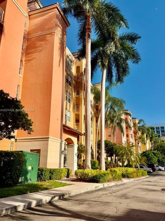 For Sale: $363,500 (1 beds, 1 baths, 730 Square Feet)