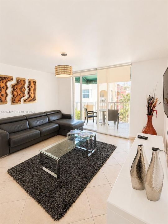 For Sale: $363,500 (1 beds, 1 baths, 730 Square Feet)