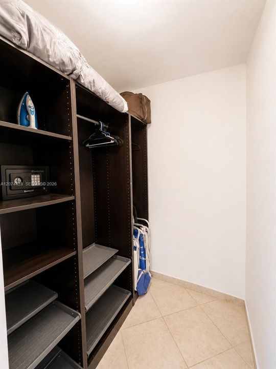 For Sale: $363,500 (1 beds, 1 baths, 730 Square Feet)