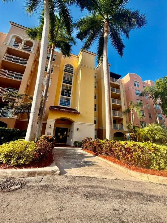 For Sale: $363,500 (1 beds, 1 baths, 730 Square Feet)