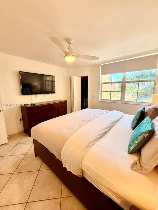 For Sale: $363,500 (1 beds, 1 baths, 730 Square Feet)