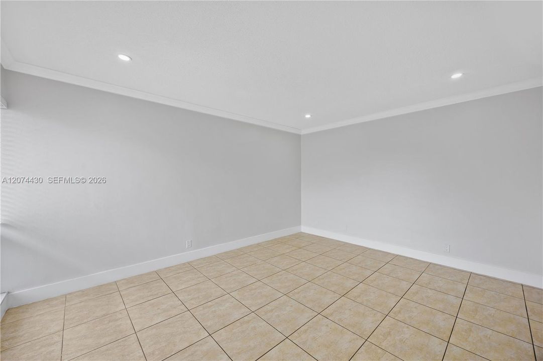 For Rent: $1,750 (1 beds, 1 baths, 650 Square Feet)