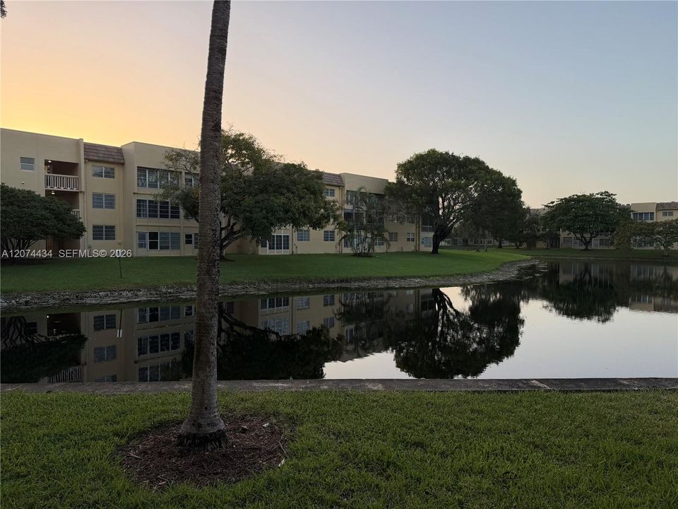 For Rent: $1,600 (2 beds, 2 baths, 880 Square Feet)