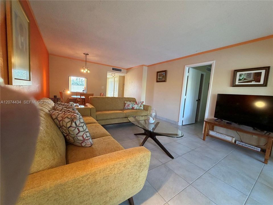 For Rent: $1,600 (2 beds, 2 baths, 880 Square Feet)