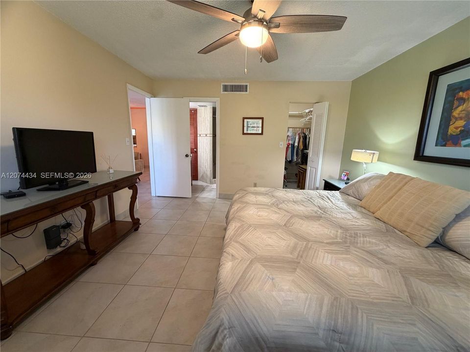 For Rent: $1,600 (2 beds, 2 baths, 880 Square Feet)
