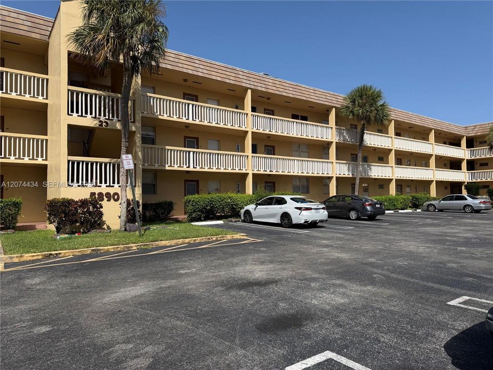 For Rent: $1,600 (2 beds, 2 baths, 880 Square Feet)