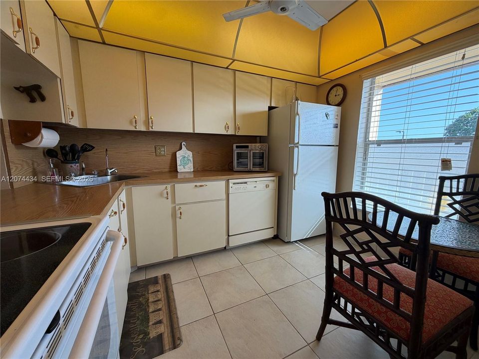 For Rent: $1,600 (2 beds, 2 baths, 880 Square Feet)