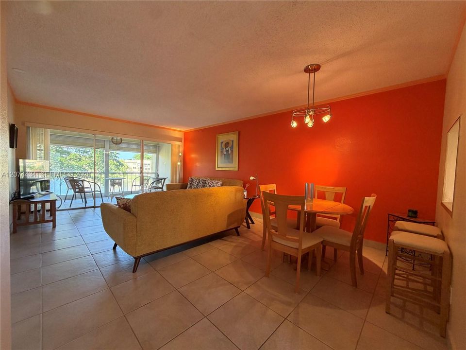 For Rent: $1,600 (2 beds, 2 baths, 880 Square Feet)