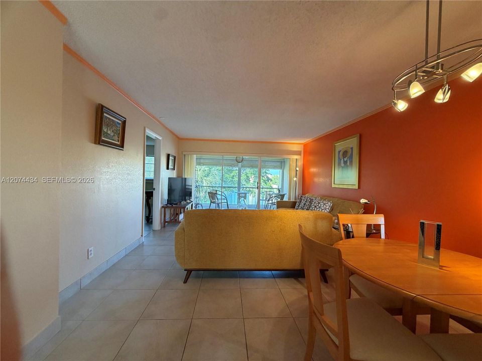 For Rent: $1,600 (2 beds, 2 baths, 880 Square Feet)