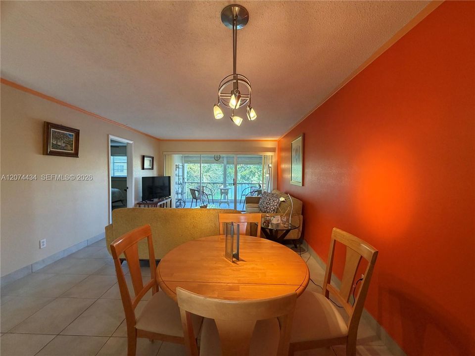 For Rent: $1,600 (2 beds, 2 baths, 880 Square Feet)