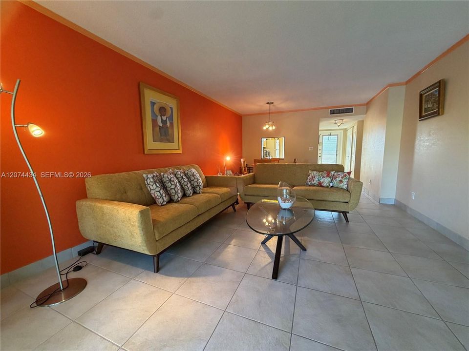 For Rent: $1,600 (2 beds, 2 baths, 880 Square Feet)