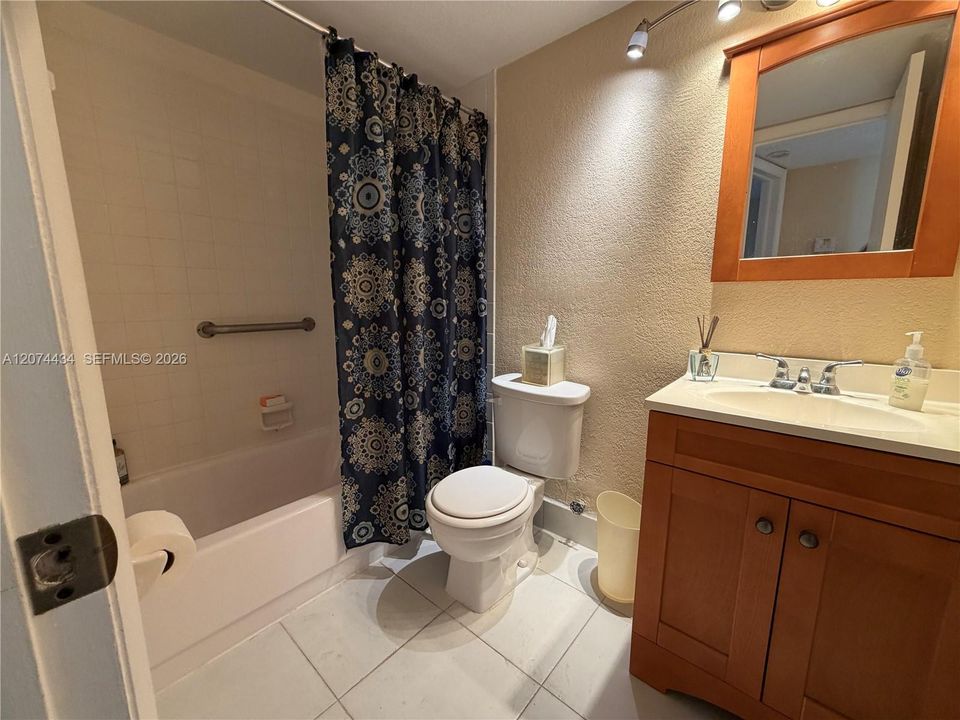 For Rent: $1,600 (2 beds, 2 baths, 880 Square Feet)