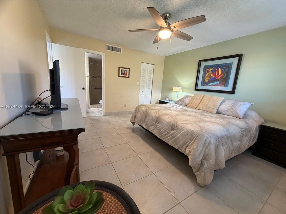 For Rent: $1,600 (2 beds, 2 baths, 880 Square Feet)