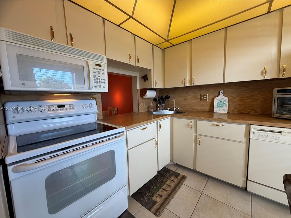 For Rent: $1,600 (2 beds, 2 baths, 880 Square Feet)