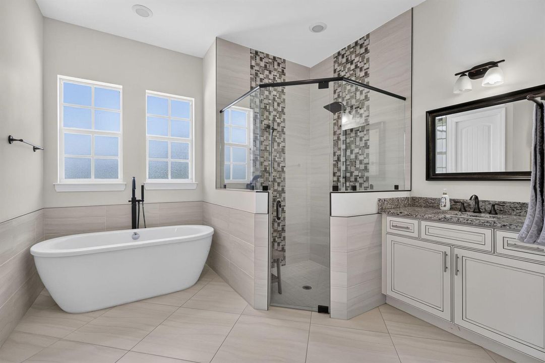 LUXURIOUS MAIN BATH