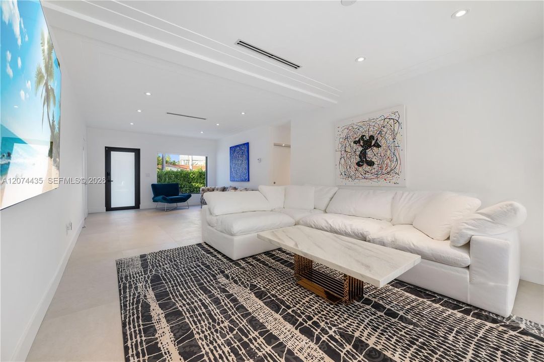 For Rent: $15,500 (3 beds, 3 baths, 1881 Square Feet)
