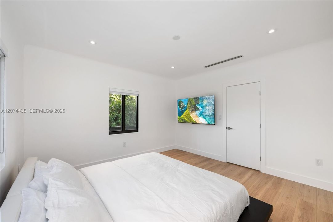 For Rent: $15,500 (3 beds, 3 baths, 1881 Square Feet)