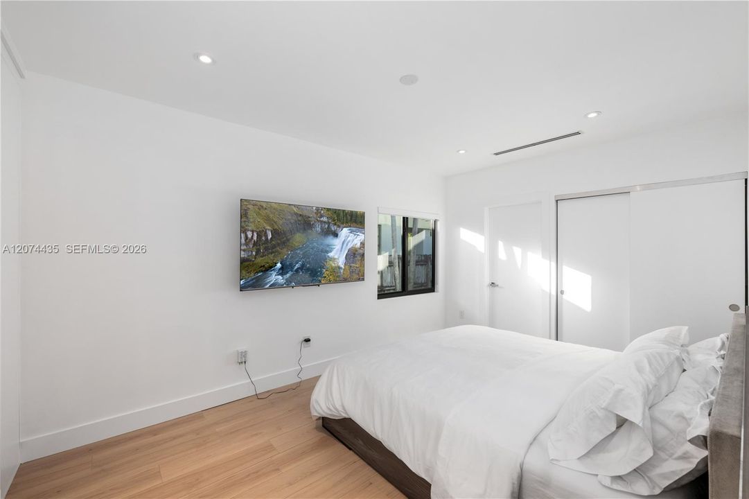 For Rent: $15,500 (3 beds, 3 baths, 1881 Square Feet)