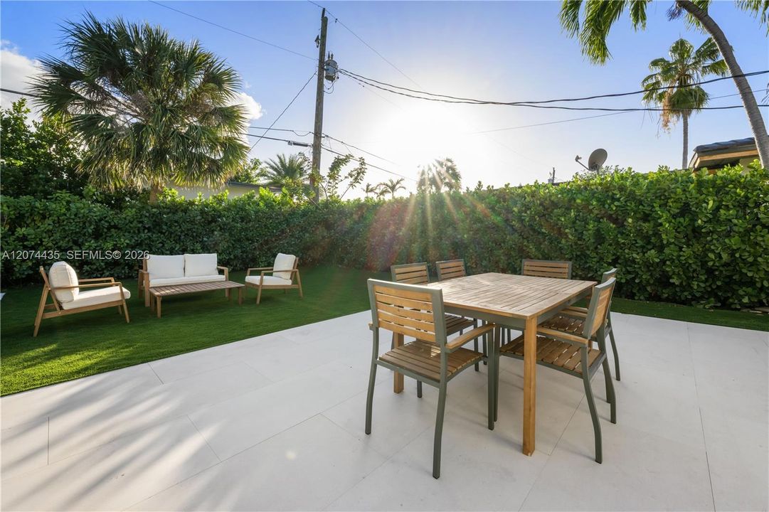 For Rent: $15,500 (3 beds, 3 baths, 1881 Square Feet)