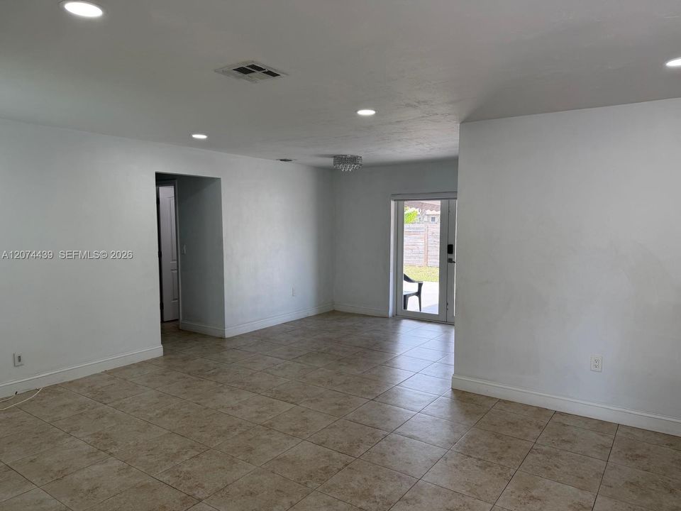 For Rent: $3,300 (3 beds, 2 baths, 897 Square Feet)