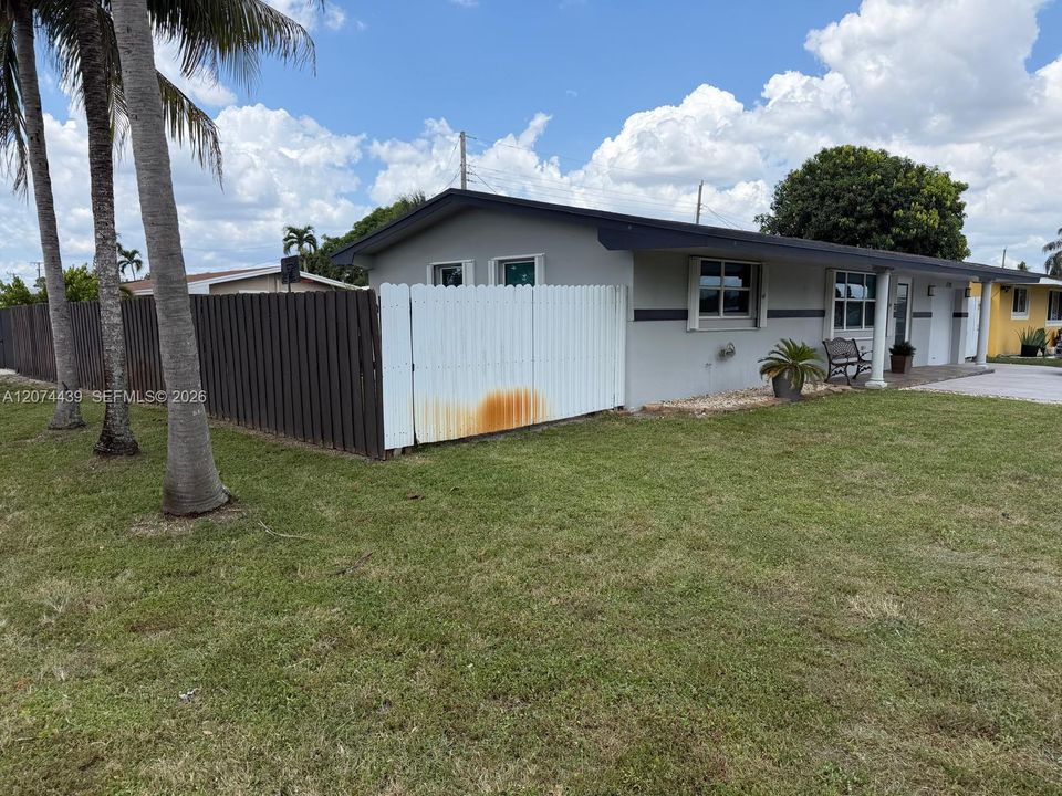For Rent: $3,300 (3 beds, 2 baths, 897 Square Feet)