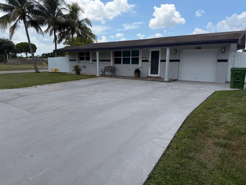 For Rent: $3,300 (3 beds, 2 baths, 897 Square Feet)