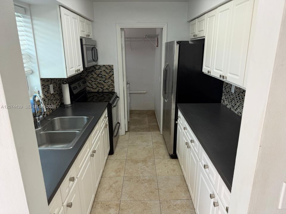 For Rent: $3,300 (3 beds, 2 baths, 897 Square Feet)