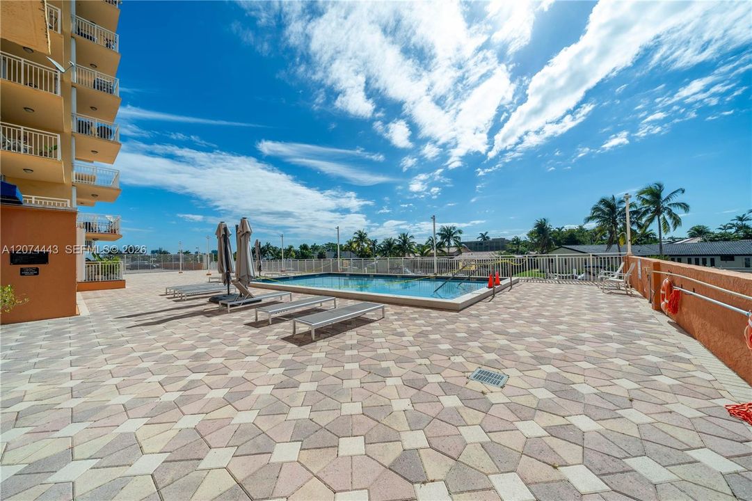 For Rent: $2,500 (2 beds, 2 baths, 1190 Square Feet)