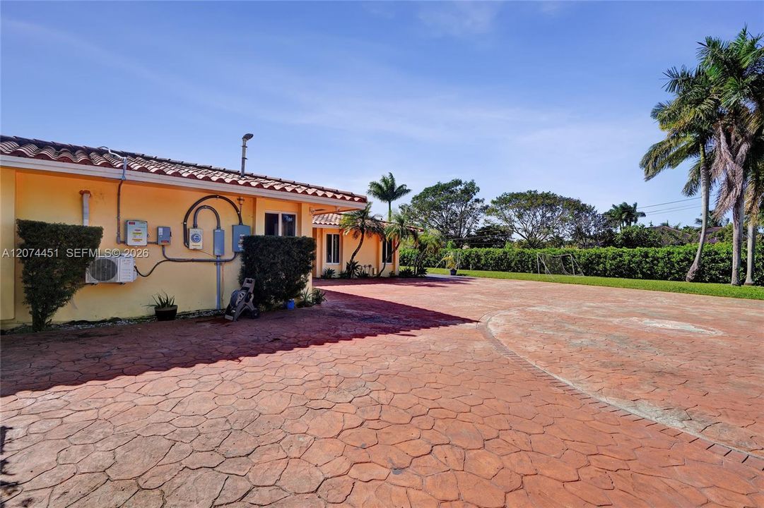 For Sale: $1,100,000 (4 beds, 2 baths, 2367 Square Feet)
