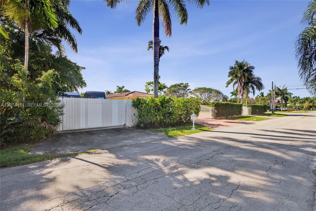 For Sale: $1,100,000 (4 beds, 2 baths, 2367 Square Feet)