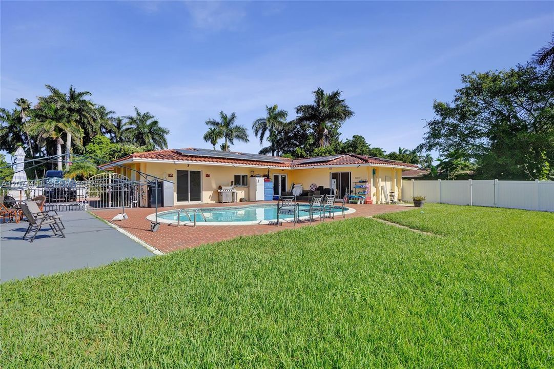 For Sale: $1,100,000 (4 beds, 2 baths, 2367 Square Feet)