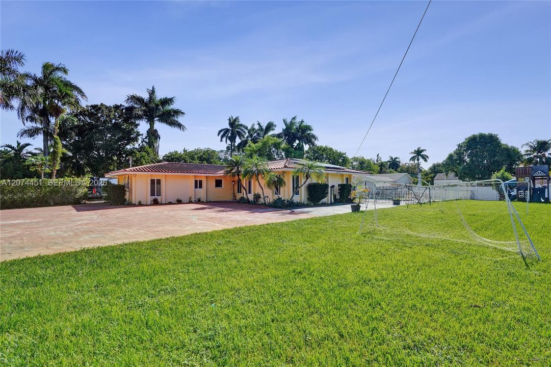 For Sale: $1,100,000 (4 beds, 2 baths, 2367 Square Feet)