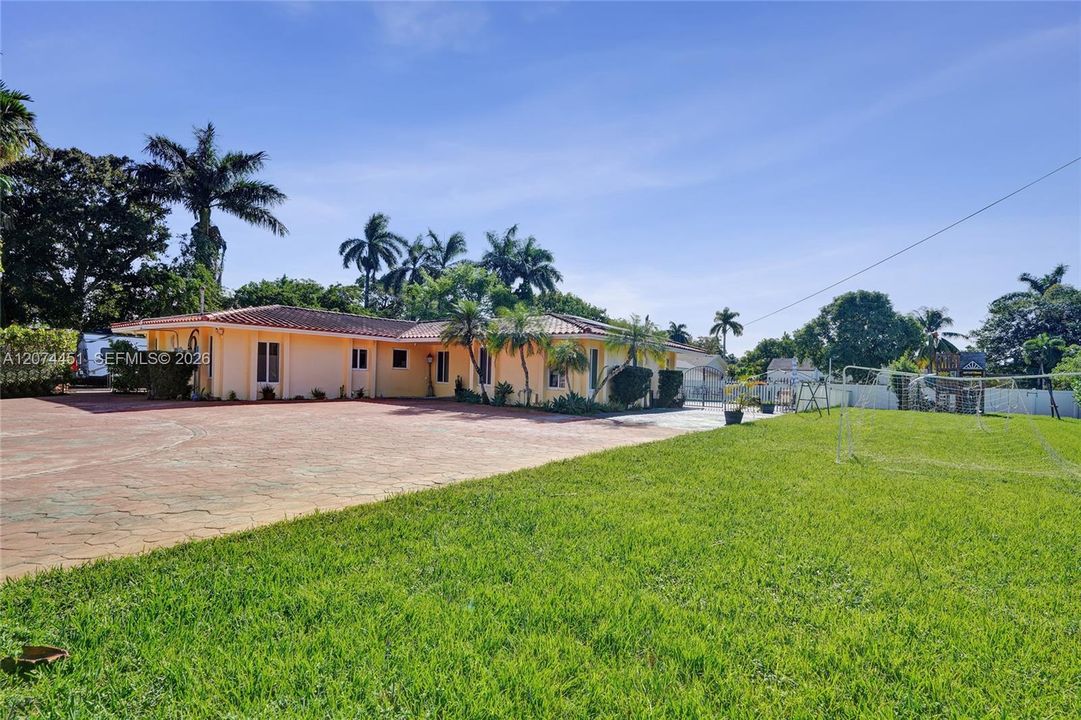 For Sale: $1,100,000 (4 beds, 2 baths, 2367 Square Feet)