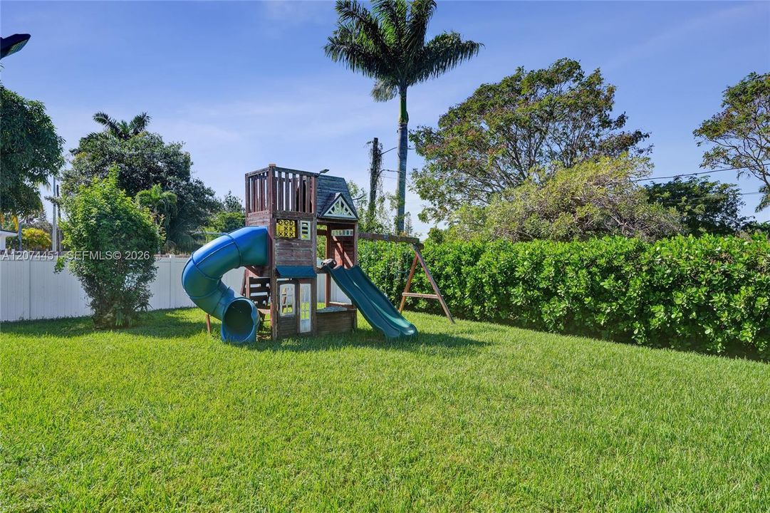For Sale: $1,100,000 (4 beds, 2 baths, 2367 Square Feet)