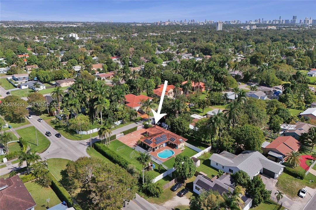 For Sale: $1,100,000 (4 beds, 2 baths, 2367 Square Feet)