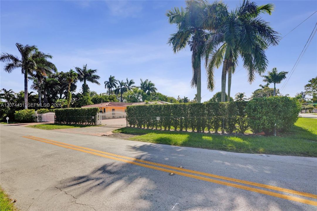 For Sale: $1,100,000 (4 beds, 2 baths, 2367 Square Feet)
