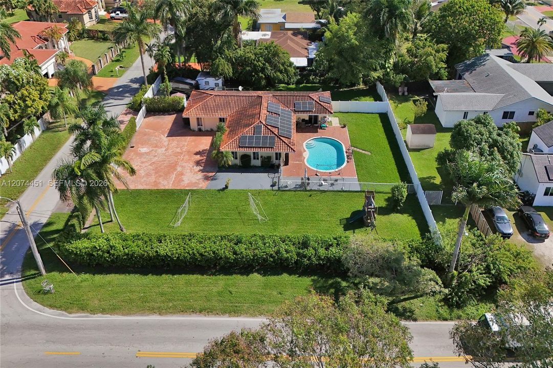 For Sale: $1,100,000 (4 beds, 2 baths, 2367 Square Feet)