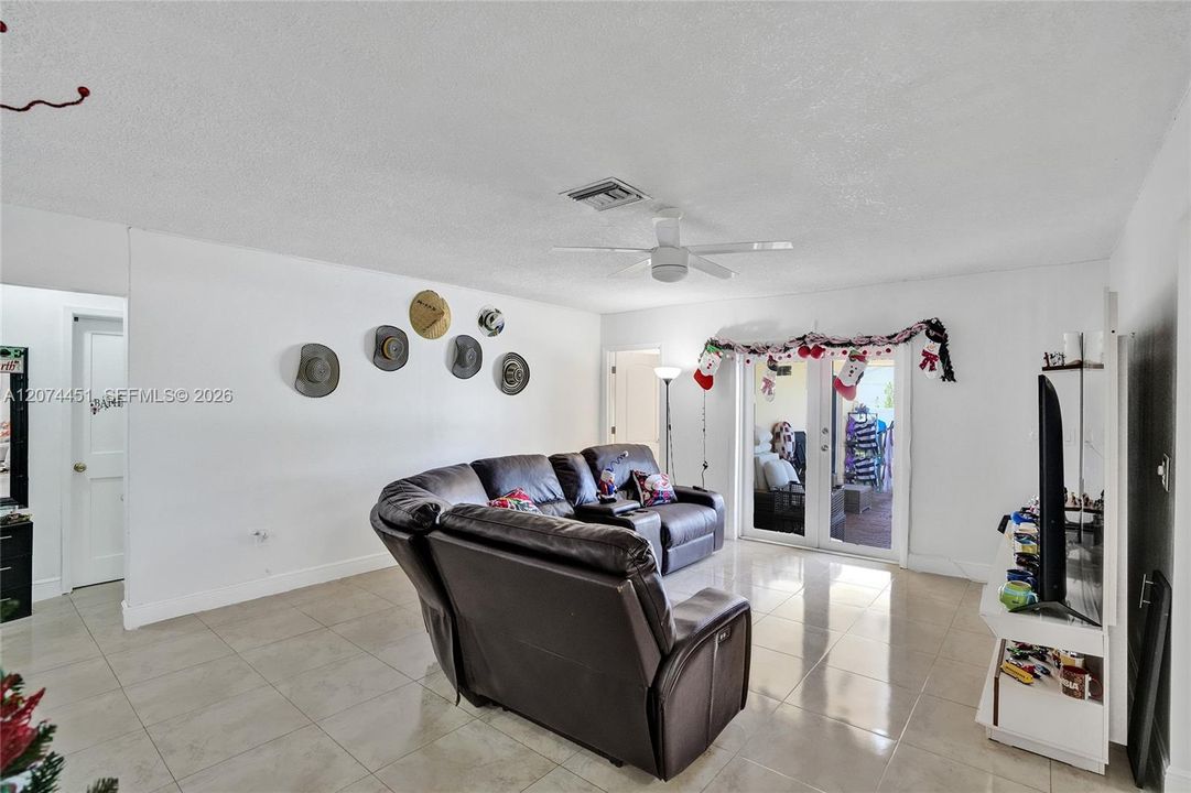 For Sale: $1,100,000 (4 beds, 2 baths, 2367 Square Feet)