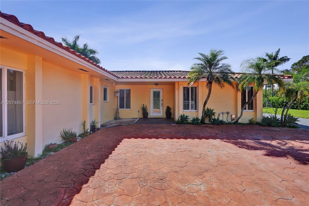 For Sale: $1,100,000 (4 beds, 2 baths, 2367 Square Feet)