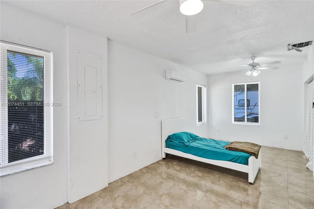 For Sale: $1,100,000 (4 beds, 2 baths, 2367 Square Feet)