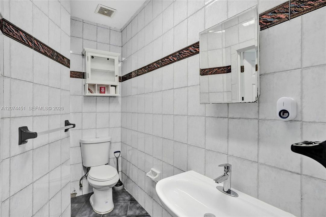 For Sale: $1,100,000 (4 beds, 2 baths, 2367 Square Feet)