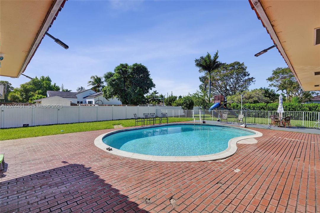 For Sale: $1,100,000 (4 beds, 2 baths, 2367 Square Feet)