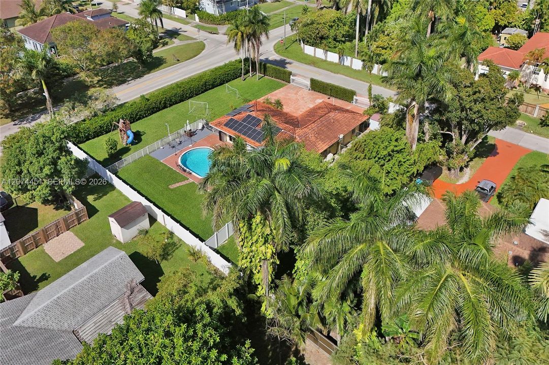 For Sale: $1,100,000 (4 beds, 2 baths, 2367 Square Feet)