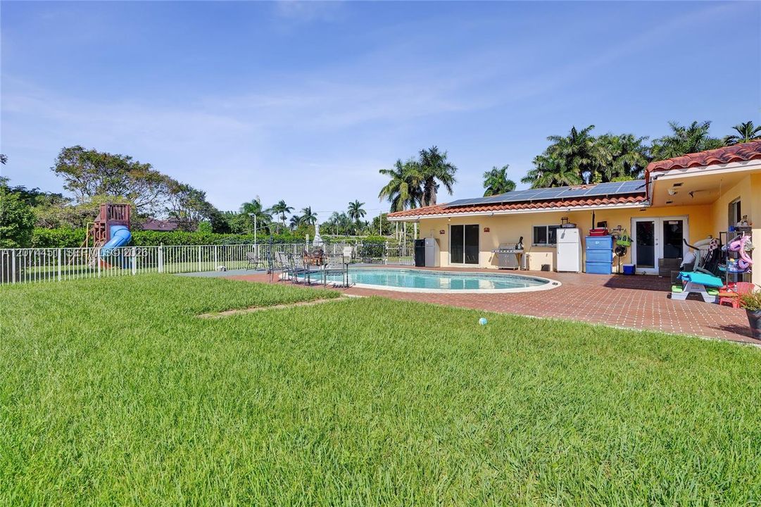 For Sale: $1,100,000 (4 beds, 2 baths, 2367 Square Feet)
