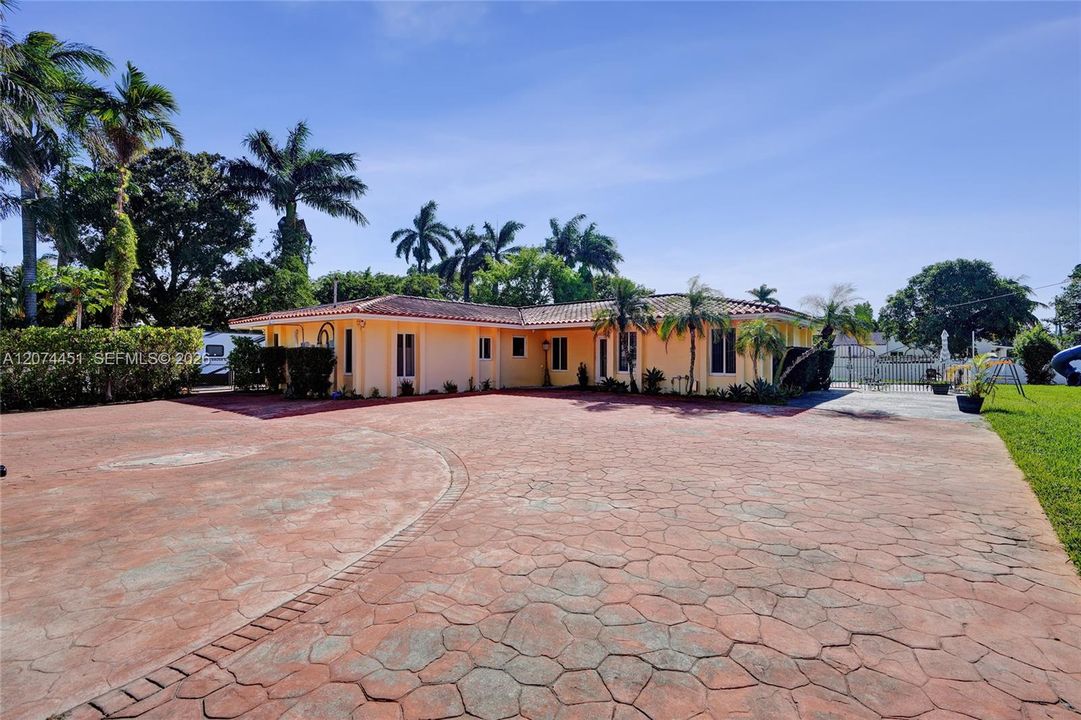 For Sale: $1,100,000 (4 beds, 2 baths, 2367 Square Feet)
