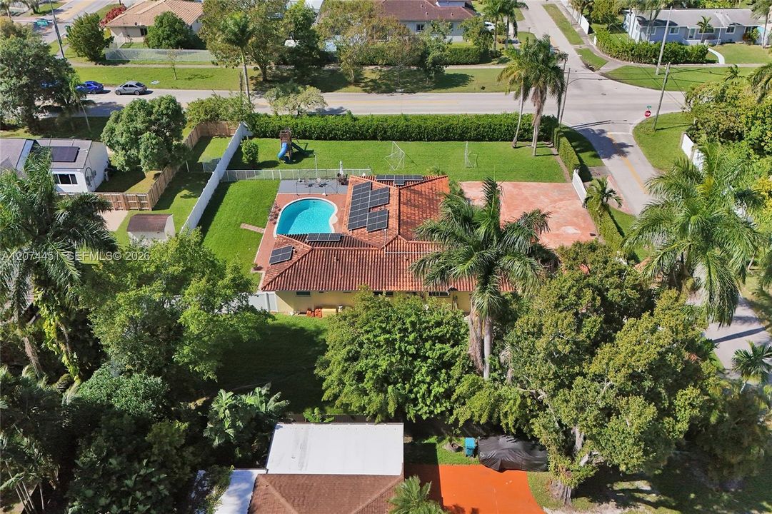 For Sale: $1,100,000 (4 beds, 2 baths, 2367 Square Feet)